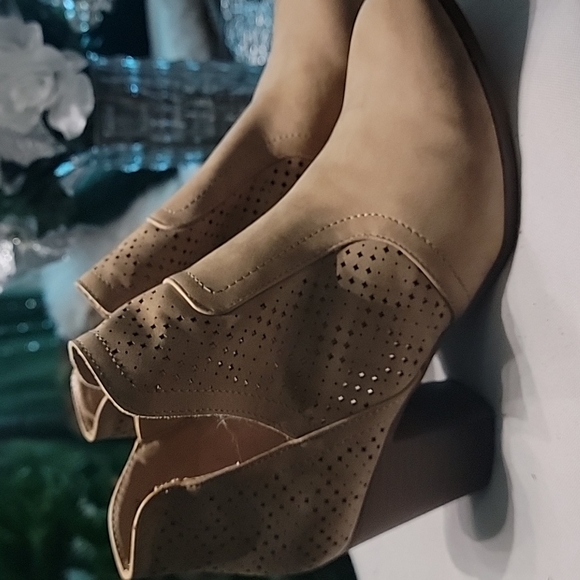 MANDEN Girl Booties size 9 color tan - Picture 5 of 11